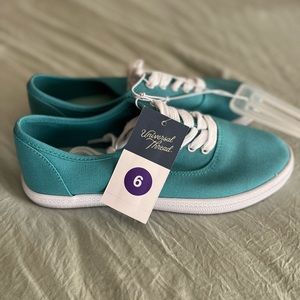 Universal Thread kids shoes size 6
